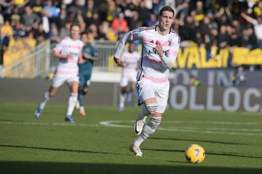 Juventus aware Arsenal considering Jan move for Vlahovic